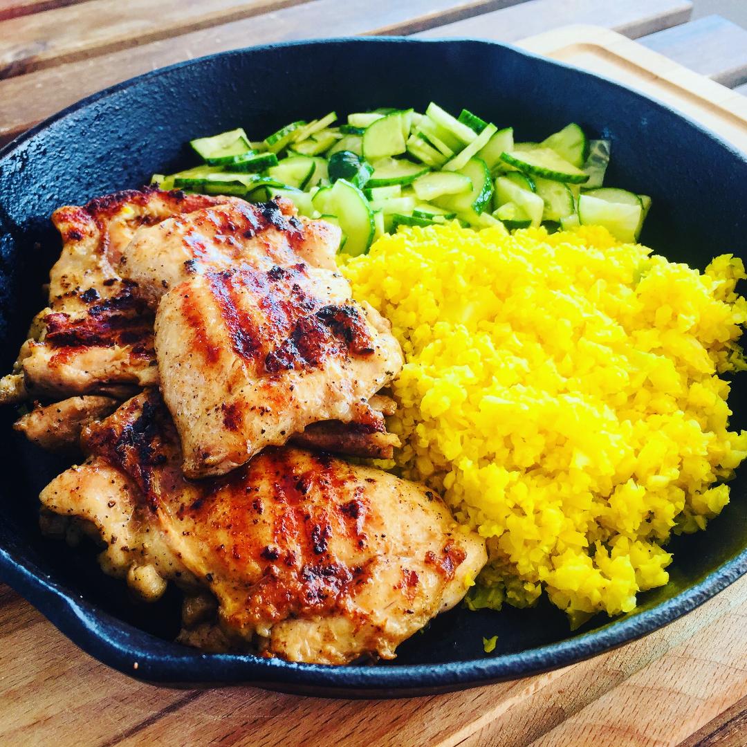 Orez din conopidă cu turmeric și pulpe dezosate Mâncarea, bato vina