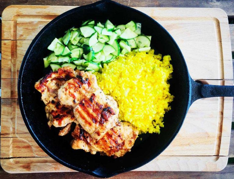 Orez din conopidă cu turmeric și pulpe dezosate Mâncarea, bato vina