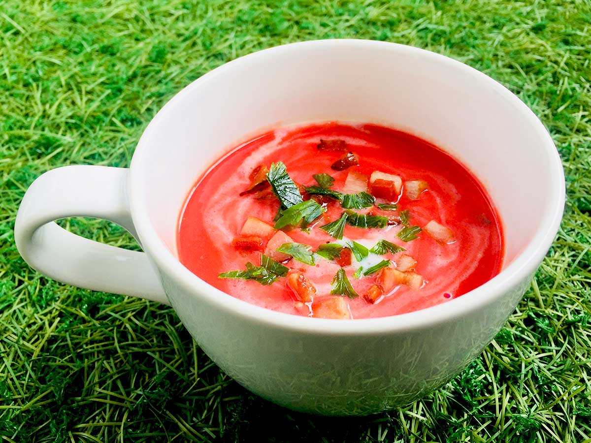 Supă cu sfeclă roșie și iaurt de cocos